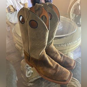 Great condition Justin square toe rough out embroidered men’s boot. 7.5D